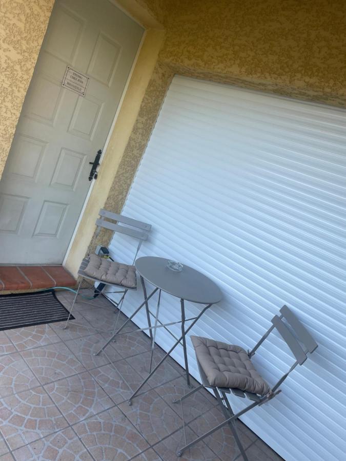 Studio Chez Joss Istres Exterior foto